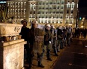 La police anti-émeutes grecque à l'assaut des manifestants, Place du Parlement à Athènes - Photo by Rob Colonna Flickr  