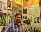 David Maimo Levine expose des documents remontant au 16eme siecle. | Photo par Julie Hauville  