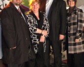 Dr. Réal Roy, Président de la Fédération des francophones de la Colombie-Britannique ; Johanne Dumas, Directrice générale et artistique de la Société Francophone de Maillardville ; James Moore, Ministre du Patrimoine canadien et des langues officielles ; et Joan McIntyre.  