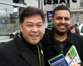 Le conseiller municipal de Vancouver Kerry Jang en compagnie de Raj Hundal, un ancien collègue à l'Hôtel de ville   
