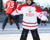 Un enfant s'essayant au hockey grâce à la Fondation Bon Départ | Photo par la Fondation Bon Départ  