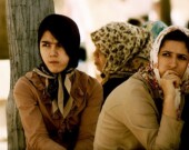 Impression de doute dans le regard de ces femmes | Photo par Mohammad Ali, Flickr  