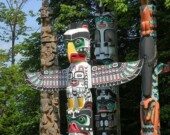 Face à l'absence de panneaux explicatifs sur les Totems du Parc Stanley, les visiteurs ne s'attardent que le temps d'une photo. Photo par Paulhami, Flickr.  
