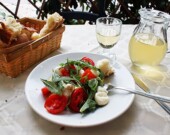 Un repas de Pouilles: Insalata Caprese fait de mozzarella et tomates.  