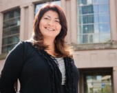Columpa Bobb, une artiste autochtone en résidence à la VPL. Photo de Vancouver Public Library  