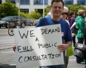 Un opposant au Parti Vision Vancouver. Photo par Brent Garnby, Flickr  