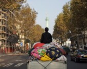 Kimsooja sur son Bottari Truck, dans les rues de Paris. | Photo de Kimsooja Studio  