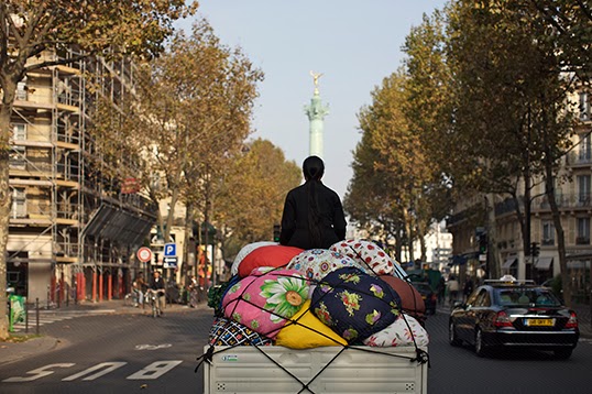 Kimsooja sur son Bottari Truck, dans les rues de Paris. | Photo de Kimsooja Studio  