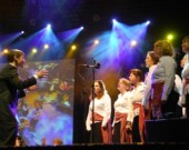 Les Échos du Pacifique en spectacle à la Place de la francophonie à l'île Granville, dans le cadre des Jeux olympiques d'hiver de Vancouver, le 11 février 2010. Photo par Christopher Gordon.   
