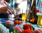 Un client deguste un sushi au Miko Sushi sur la rue Robson. | Photo par Brian LeRoux  