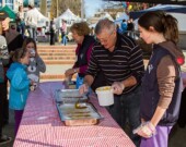 Une dégustation familiale de tire au Festival de la Francophonie. | Photo de Société francophone de Victoria  