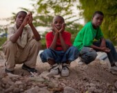 Trois orphelins haïtiens du film Twa timoun (Three Kids) de Jonas Adesky. | Photo de DiverCiné  