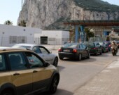 Le Rocher de Gibraltar, vue de la frontière entre l’Espagne et Gibraltar. | Photo par Paul Lancastrian  