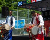 Un groupe de musiciens indo-canadien joue la 3e mi-temps lors du Vancouver International Soccer Festival (VISF) | Photo par Adri Hamael (VISF)  