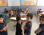 Enfants réfugiés syriens dans une salle de classe.|Photo de World Back Photo Collection  