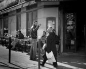 La politesse à la française. | Photo par Geoffrey Dudgeon  