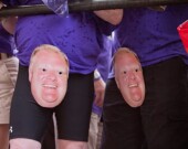 La seule façon d’apercevoir Rob Ford au défilé de la fierté gaie de Toronto. | Photo par Gustavo Oliveira  