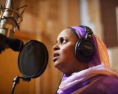 Noura avec son altin, Jeiche et sa tidinite, Matthew et Ousmane. | Photo de Noura Mint Seymali  