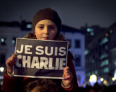 Une fillette arbore la formule globalement consacrée : “Je suis Charlie”. | Photo par Valentina Calà  