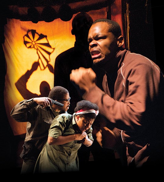 Sello Motloung, Lillian Tshabalala et Omphile Molusi dans la pièce Cadre. | Photo par Michael Brosilow
