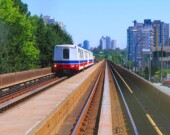 Le SkyTrain, chaud devant ? | Photo par Po Yang  