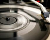 Les ventes de vinyles explosent depuis quelques années. | Photo par Darren Cowley  