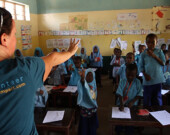 Des bénévoles en classe.  Photo de DR  