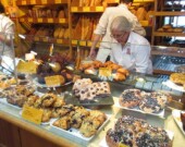 La boutique Terra Breads au marché de l’Île de Granville. | Photo par GD Taber  