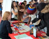 Les jeunes élèves des écoles francophones du Vancouver au Forum local du français pour l’avenir lors d’une précédente édition. | Photo de Conseil jeunesse scolaire francophone de C.-B.  