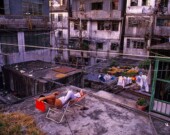 Relaxing on Walled City rooftop, 1989. | Photo par Greg Girard  