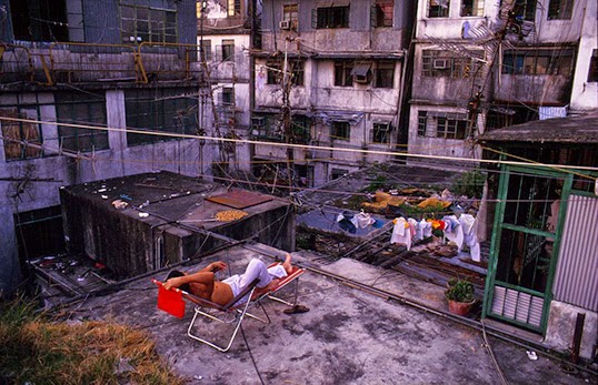 Relaxing on Walled City rooftop, 1989. | Photo par Greg Girard  