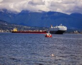 Plus de 3 200 navires étrangers transitent chaque année par English Bay. | Photo par Stephen Rees  