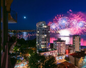Plus d’un million des spectateurs participent à l’événement Celebration of Light de Vancouver. | Photo par Colink, Flickr  