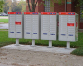 L’arrivée des boîtes postales communautaires. | Photo par William Mewes  