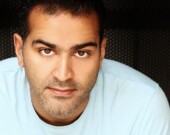 Photo de Airbag Productions | L'auteur et comédien Munish Sharma.  