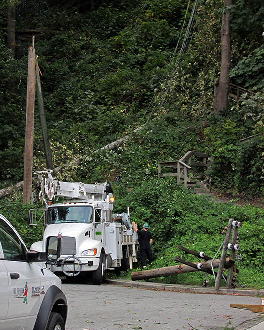 Un poteau de BC Hydro endommagé pendant l’orage. | Photo par Reva G  