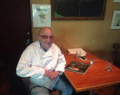 Alain Raye dans son restaurant. | Photo par Emilie Morin