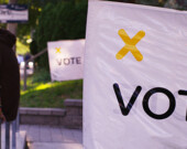 Des panneaux pour encourager les électeurs à aller voter. | Photo par knehcsg  