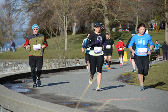 Courir (ou marcher) au profit de l’énergie solaire, c’est ce que proposent de faire Ben West et Mari McMillan le 8 novembre à Stanley Park à l’occasion de la première Great Climate Race. | Photo par Greg Herringer  