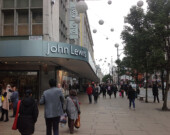 L’entrée du magasin John Lewis à Londres. | Photo par Pascal Guillon  
