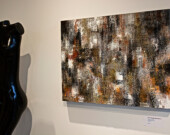 Une peinture d’April Bonsford et une sculpture du Zimbabwé. | Photo par Pierre Grenier  