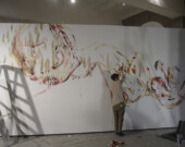 L’artiste Howie Tsui en plein travail de création.  