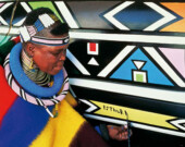 Esther Mahlangu signe la BMW qu’elle vient de peindre.  