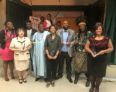 Pulchérie Mboussi (au centre) de la Société culturelle africaine et caribéenne de Victoria lors d’une remise de prix. | Photo de VACCS  