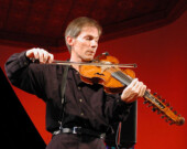 Garth Knox jouant de la viole d’amour.  