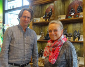 Anneke Rees et Tom Esakin à la librairie Banyen Books & Sound après la tenue du café sur la mort qu’ils ont organise. | Photo par Noëlie Vannier  