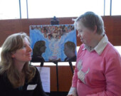 Annette et Gwen peignent ensemble. | Photo de L’Arche Greater Vancouver  