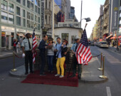 Checkpoint Charlie devenu un piège à touristes. | Photo de Pascal Guillon  