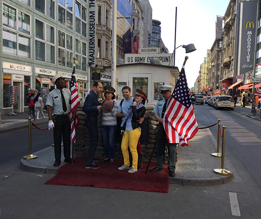 Checkpoint Charlie devenu un piège à touristes. | Photo de Pascal Guillon  