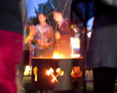 Photo de Splendub DJs. | Faire la fête autour du feu de joie lors de la soirée Ember Skies.  